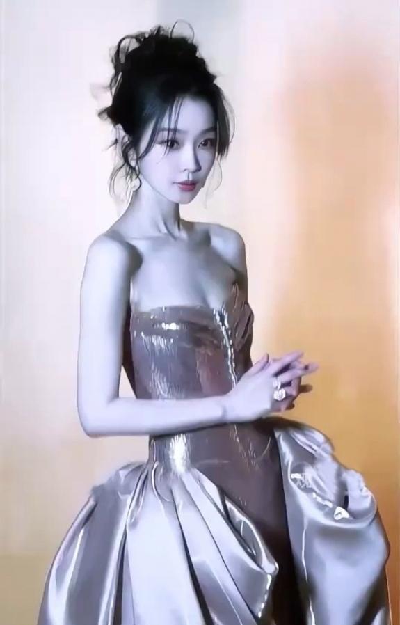 宋轶长裙惊艳，性感妩媚让人过目不忘[比心][比心][赞][送自己一朵花]娱乐 性
