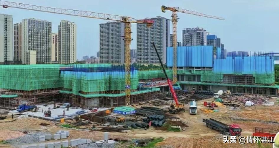 据说这里是湛江市海东新区的商业中心项目，建设起来还挺快的，果然有资金支持就不一样