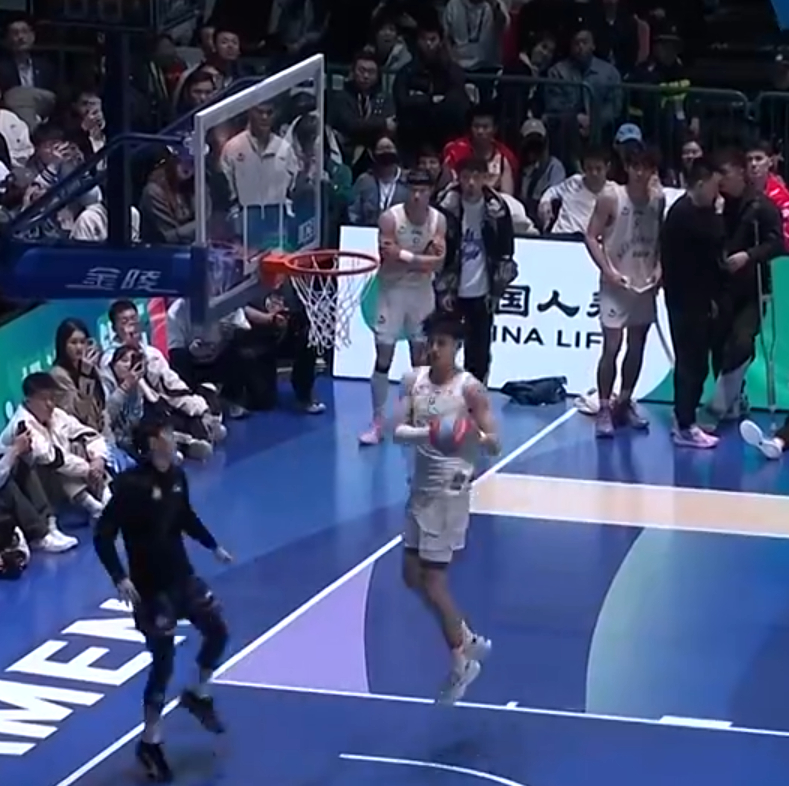 这一扣有点尴[允悲]#CBA扣篮大赛##2024cba全明星周末# ​ ​​​