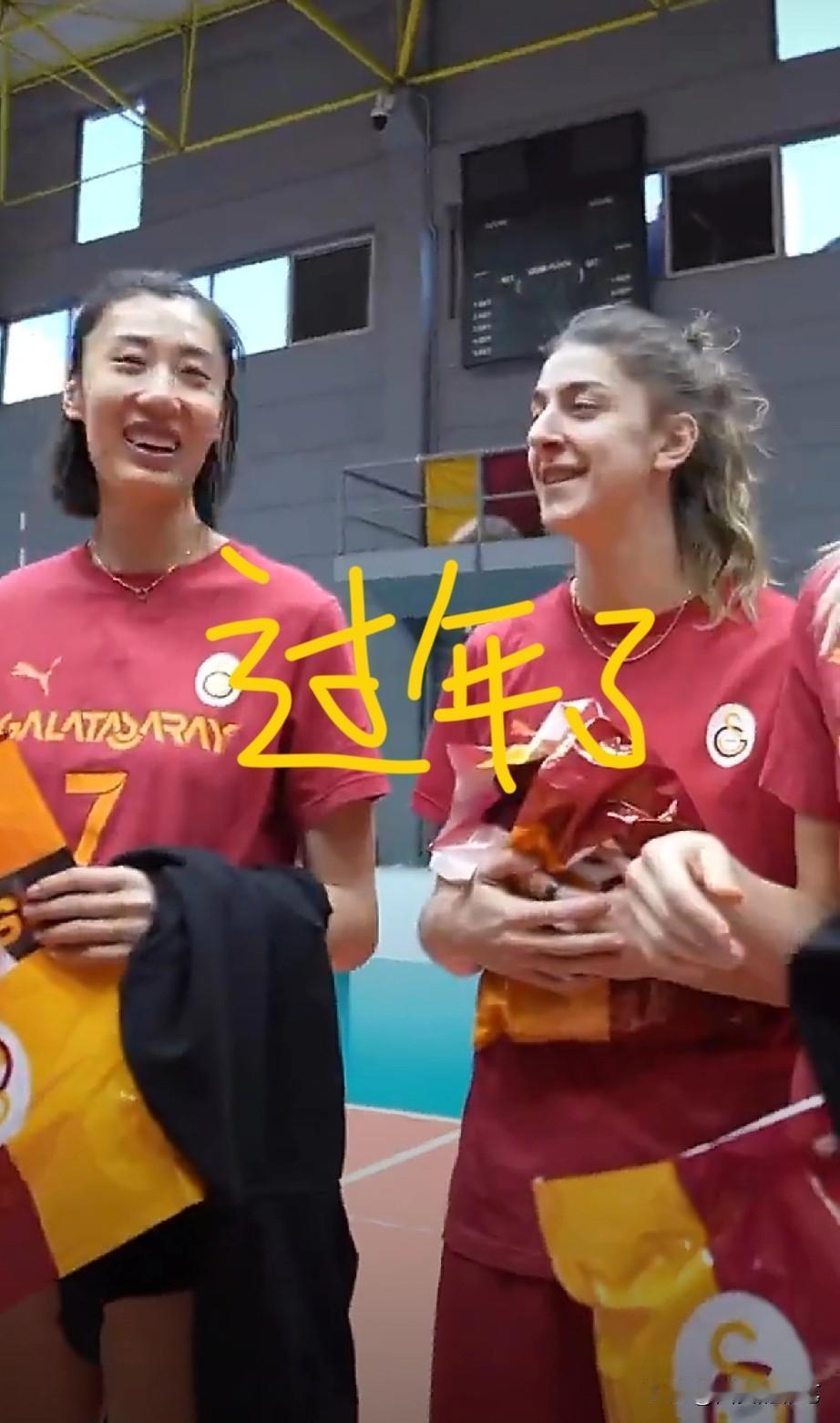 王媛媛要在土超过新年了[呲牙]
看，头顶拐杖糖的她们，正忙碌着装扮新年树。她们用