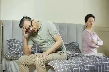 是什么原因造成老年夫妻一退休就离婚？
近些年出现的一个新现象，那就是老年离婚率逐