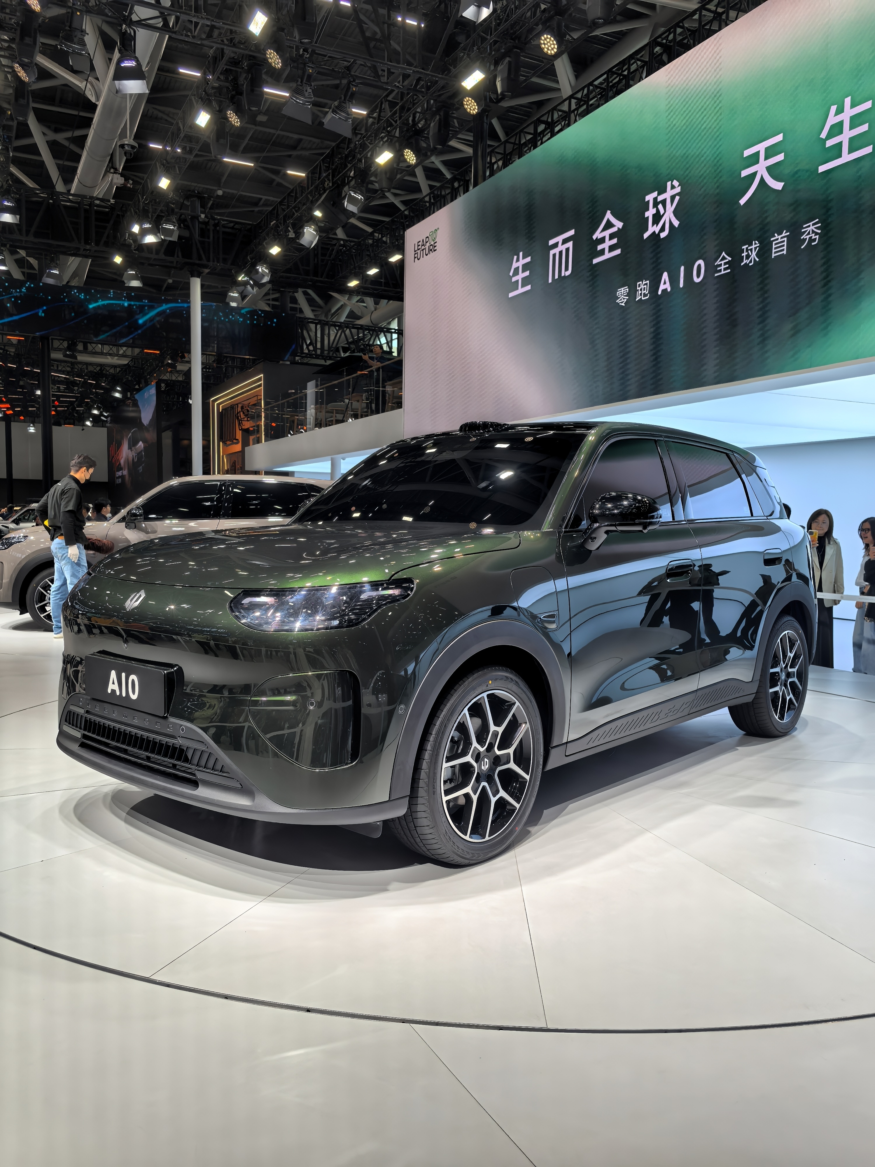 零跑A10全球首秀，这个设计非常个性时尚，很多有趣的小细节，比如尾灯的笑脸，特别