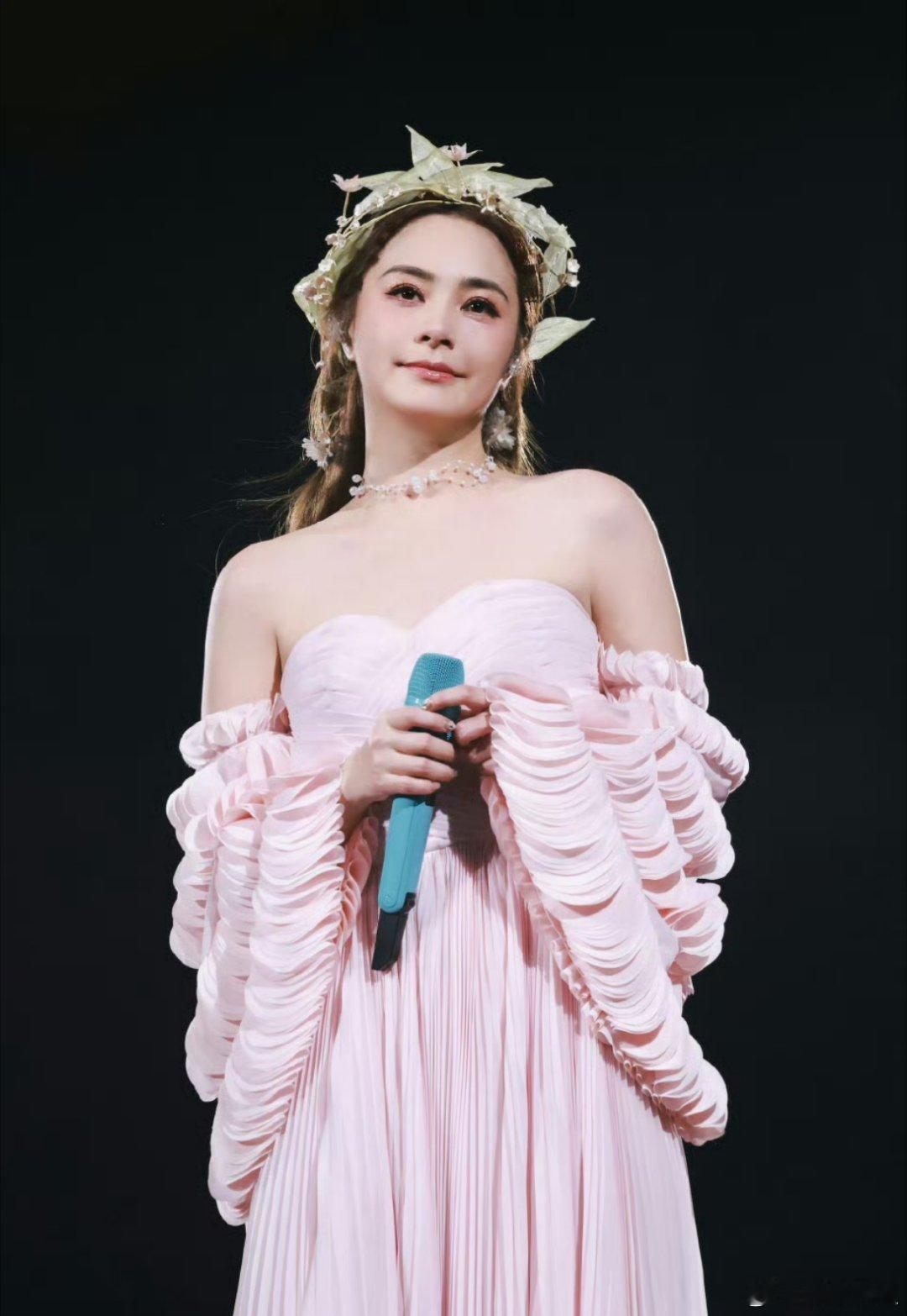 #阿娇复胖#都40多岁的人，有这状态已经很不错了，换成我做梦能笑醒！ ​​​