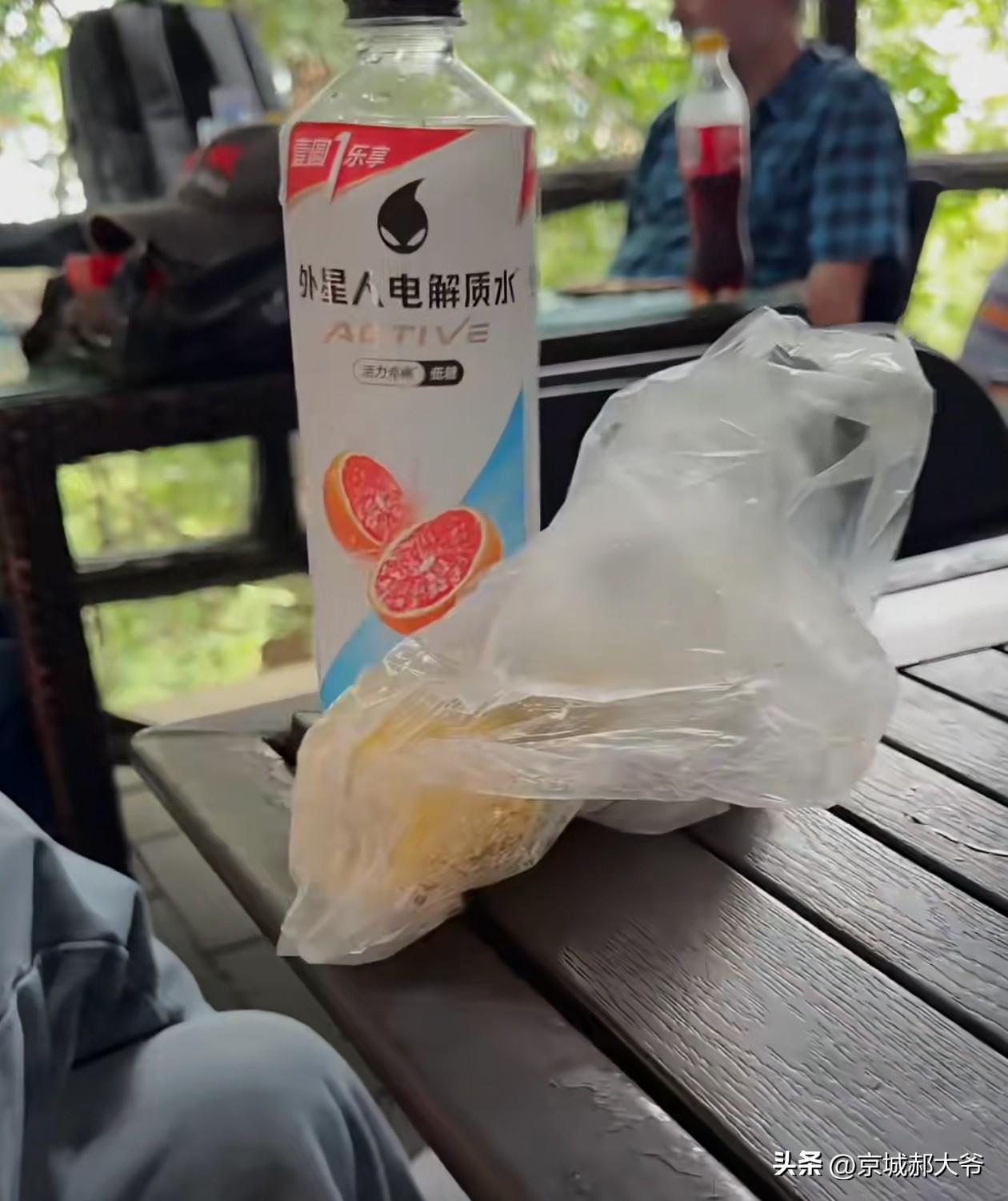 景区的物价已经到了什么水平，反正北京慕田峪一个休息区，两瓶电解质水，一根玉米，一