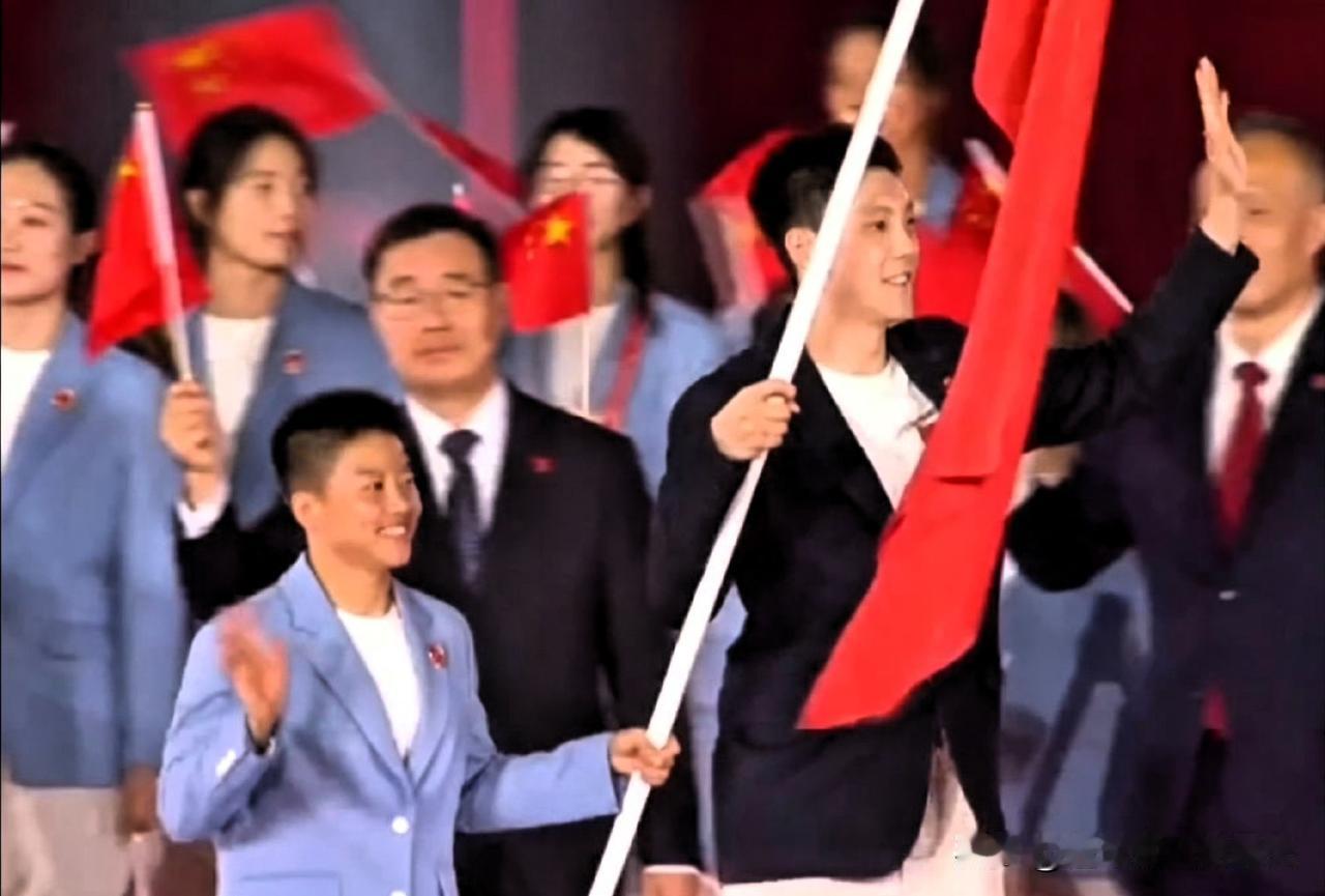 胡明轩手擎国旗迈步入场！面带笑容，神情轻松。男篮无缘决赛，整装迎战伊朗铜牌战。代