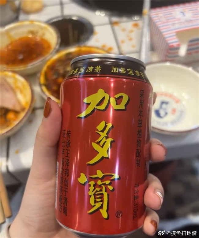 下班了就得整点串串，拉着朋友直奔老地方！朋友还特意备了加多宝，牛肉毛肚一把一把往