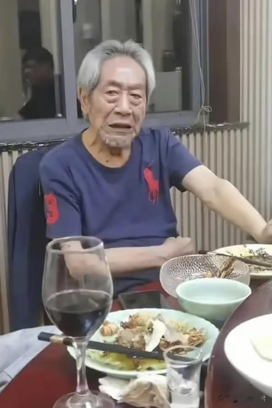 这老戏骨怎么老成这是样了呢？也是因为娶了小37岁的年轻老婆导致的吗？一定要保重龙