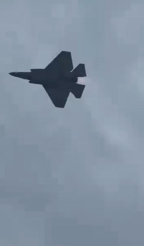 美国军方在独立日活动期间的飞行表演，包括B-2隐形轰炸机、F-35战斗机、F/A