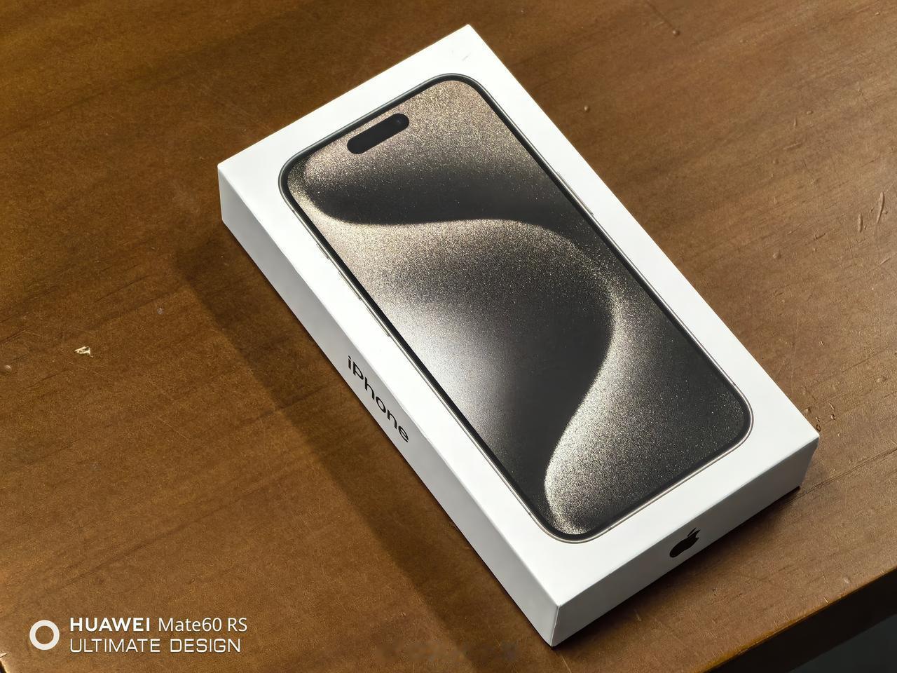 终于收到了 iPhone 15 Pro ，算是中秋节礼物了。[笑哭]
这颜色，在