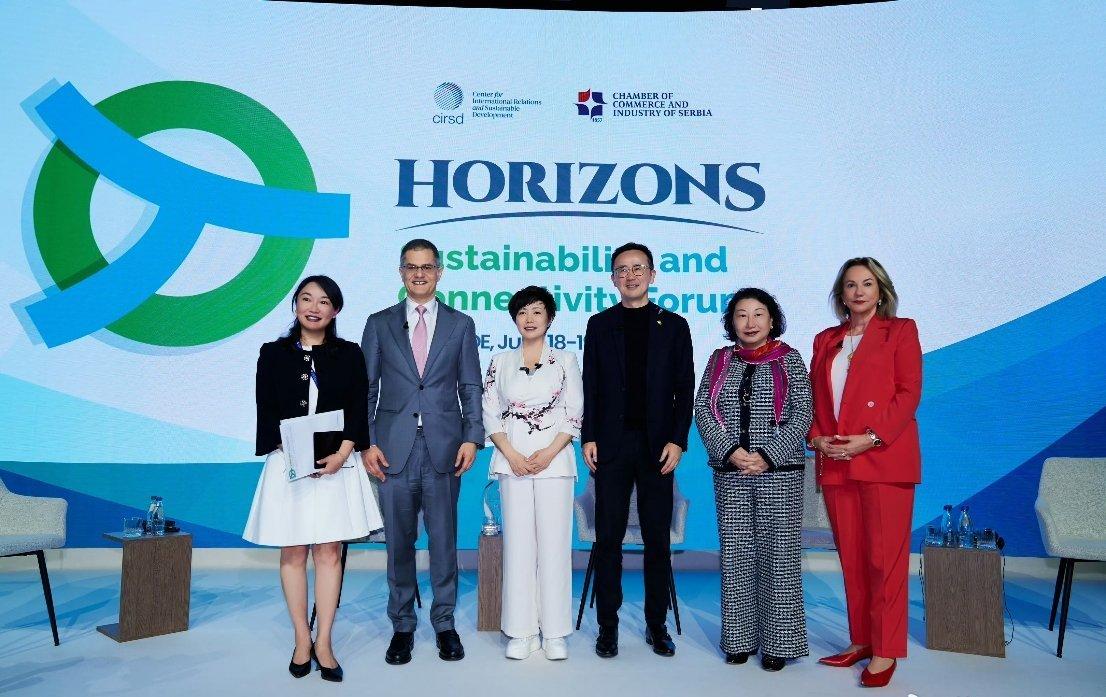花 43 天开着比亚迪车队横穿欧亚 11 国，走完一万五千里路程，从罗马一路开到