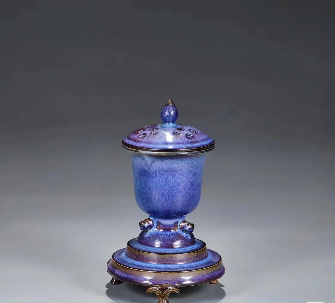 家人们！这老物件我瞅着懵圈了！
我今天翻出个玩意儿，长得怪得很！圆乎乎的身子，还