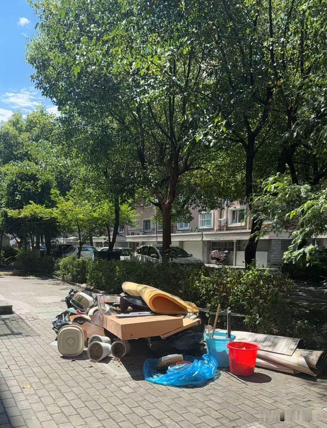 这位租房客是有素质呢，还是没有素质呢？

他退租的时候，把房子打扫了一遍，还把自