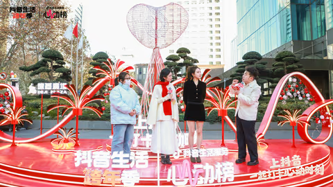 周也说在南京和大家见面很心动南京见面会的浪漫氛围直接拉满！周也笑着说 “每一刻都