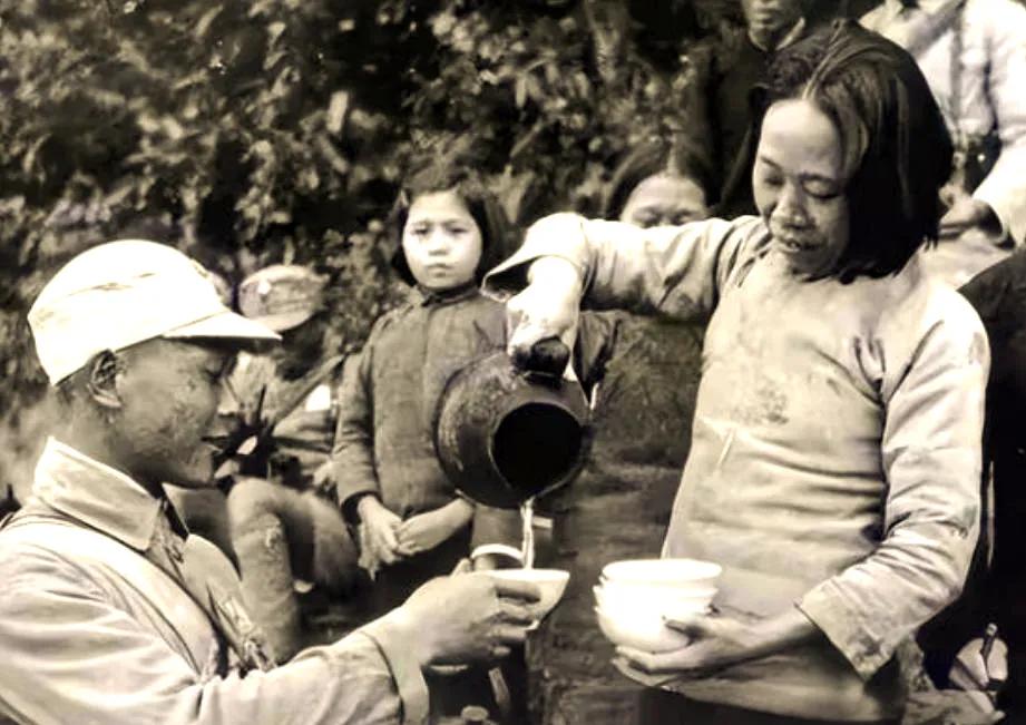 1940年，山东一大娘给八路军煮了浓稠的小米粥，饥饿的战士们狼吞虎咽，班长发觉不