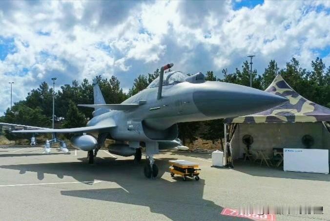 阿塞拜疆巴库的ADEX-2026国防工业展览上，出现一架涂阿塞拜疆国旗的歼10C