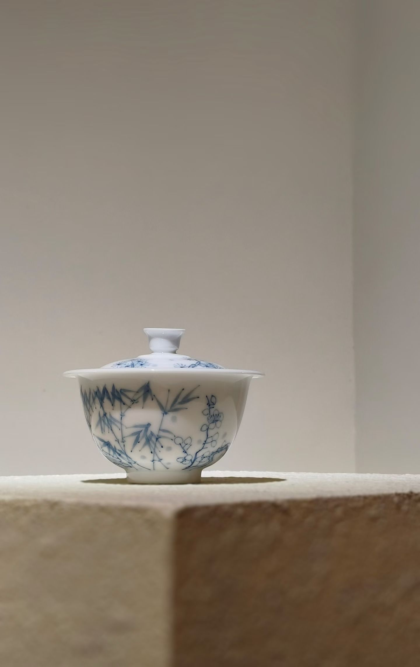 品茶赏器交友  慢慢地品一口茶，任由茶香在舌尖上回味，读几行文字，意犹未尽。 