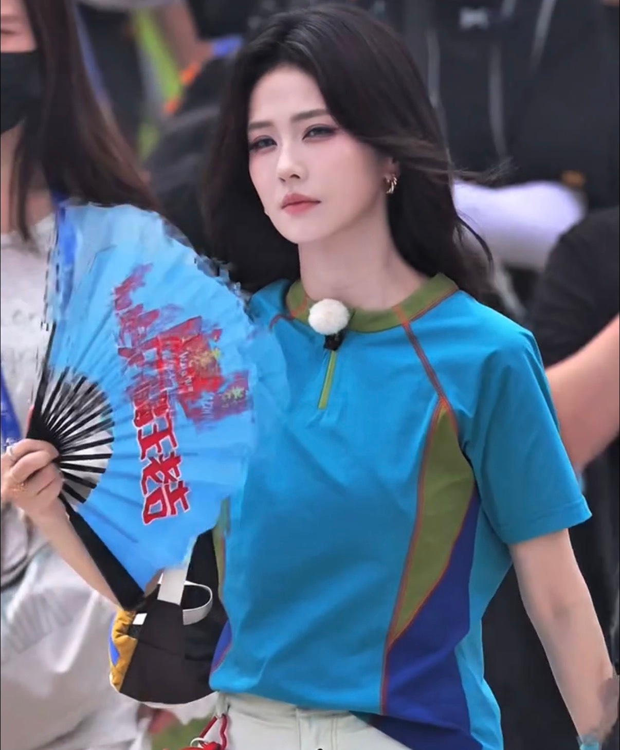 白鹿跑男蓝瞳路透 白鹿这款蓝瞳眼妆简直封神！浅蓝水光美瞳清透发亮，橘粉渐变眼影弱