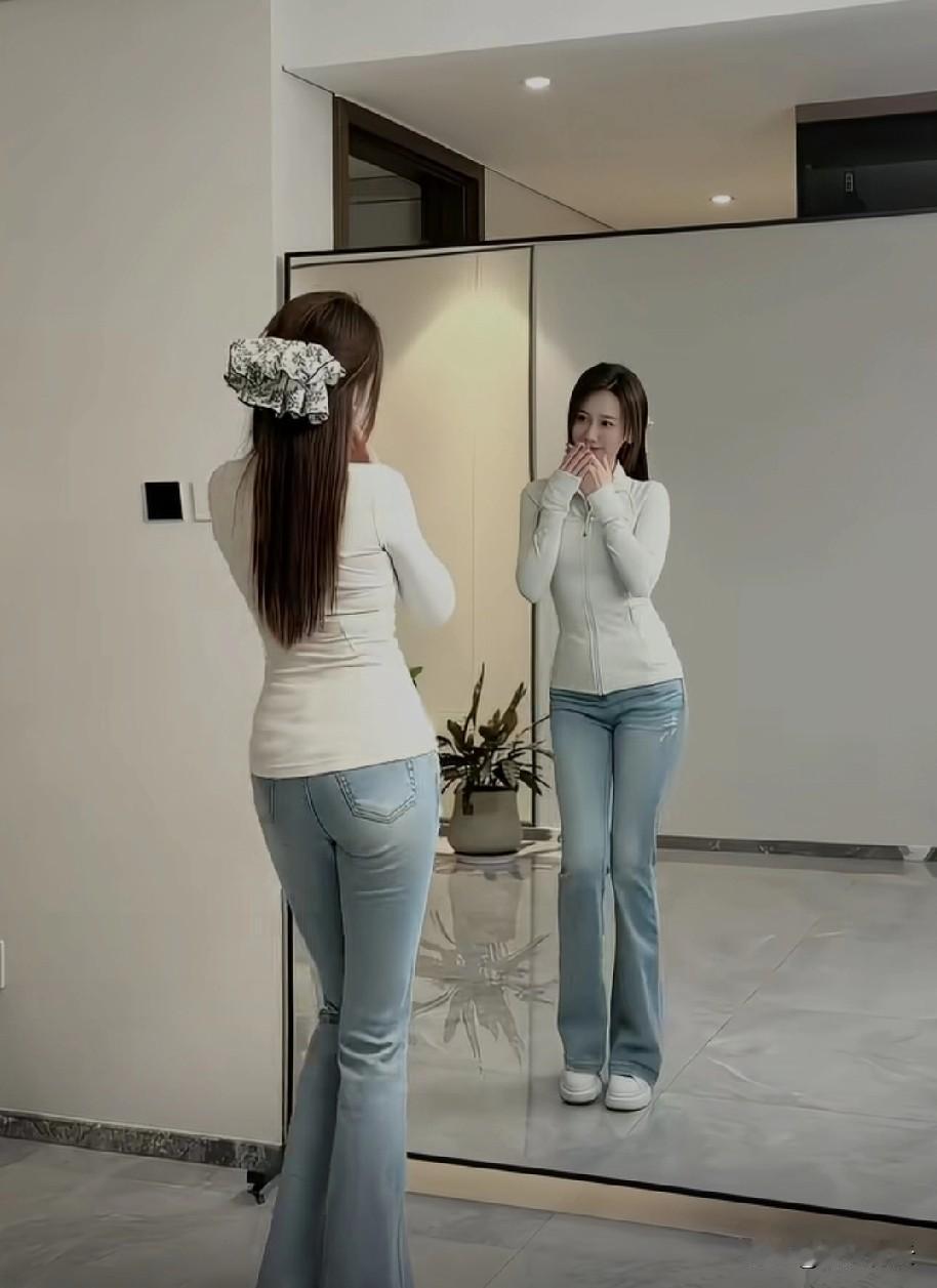 不必天鹅绒幕布，
日常即舞台。
像海浪退去后，
沙滩认出自己的形状。