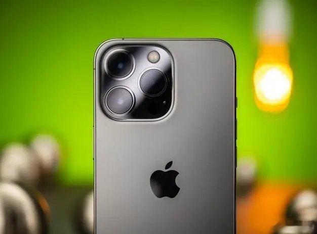 #iPhone15Pro满意度下降#主要还是跟上一代相比升级幅度太小了，手持iP