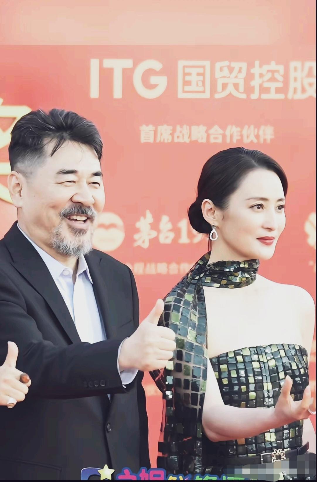 陈建斌这花白络腮胡乱糟糟的，眼睛像睁不开似的，再看蒋勤勤水灵的跟娇艳欲滴的鲜花似