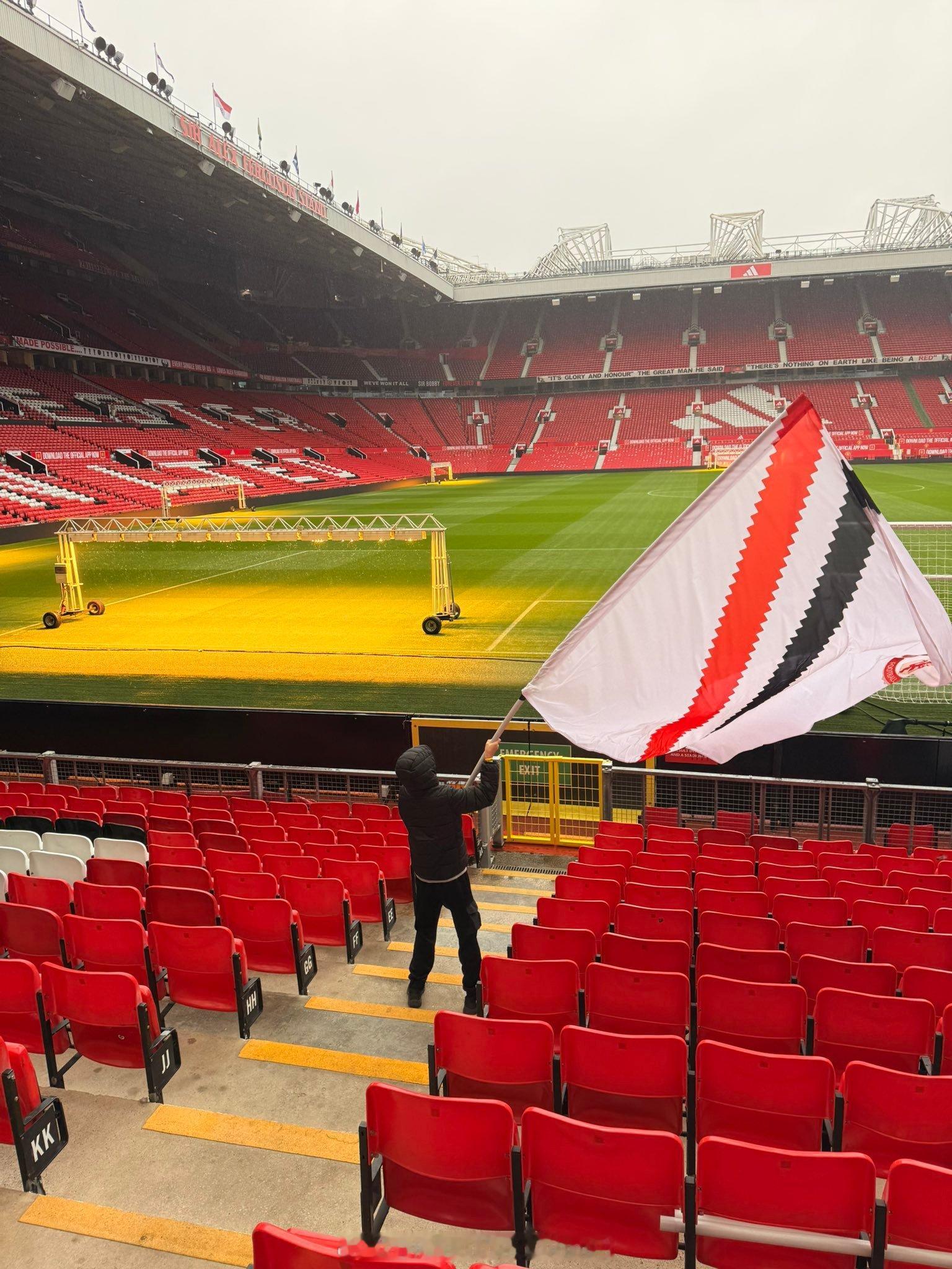 今晚西看台还🈶大旗🔴⚪️⚫️ 