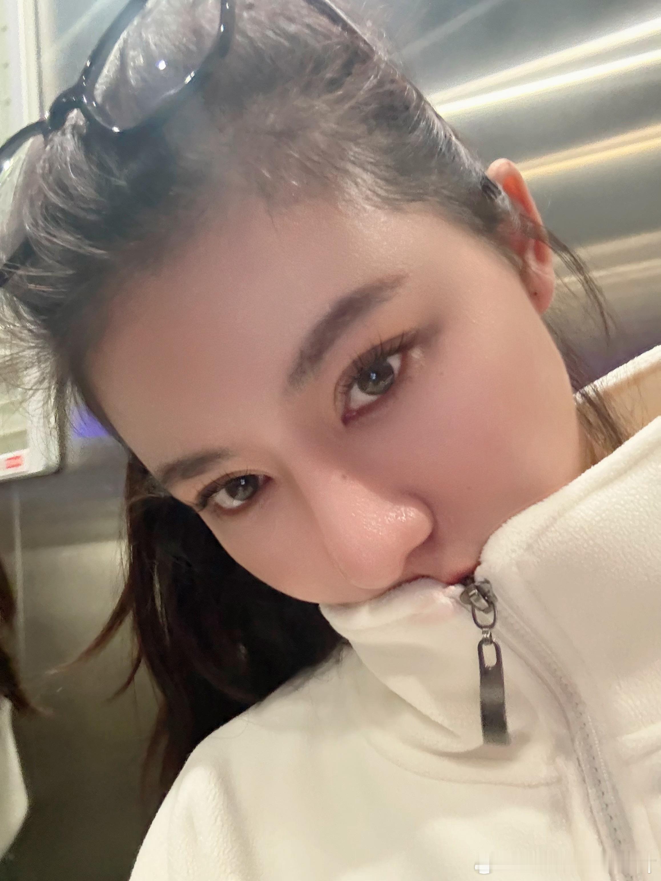 世界就是一个巨大的草台班子，不要太认真也不能不认真，对待一些人与事模糊一点，不是