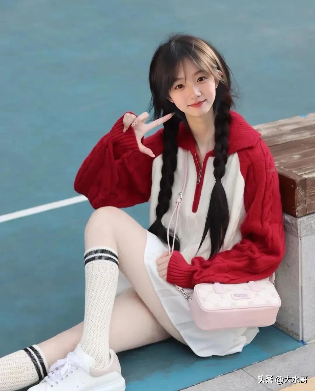 冬日生活打卡季穿着红袖子毛衣，扎着两条长长的马尾辫的女孩，太可爱啦[兔年大吉][