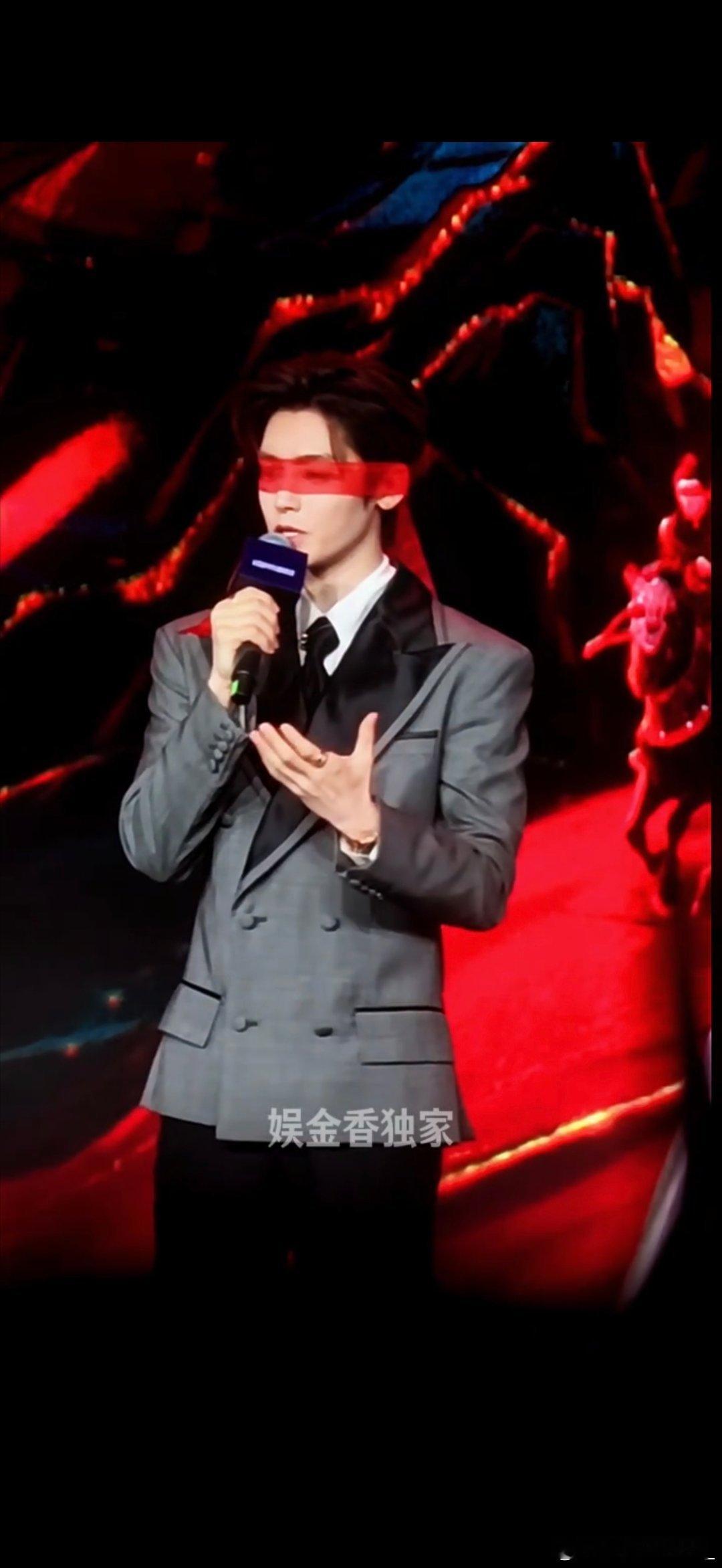 侯明昊红丝带蒙眼杀死了比赛没人能拒绝侯明昊的红丝带侯明昊侯明昊红丝带蒙眼造型封神