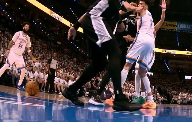 黑哨实锤？马刺关键出界被黑，挑战遭无视，主帅反吃T！
 
NBA西决G5第三节上