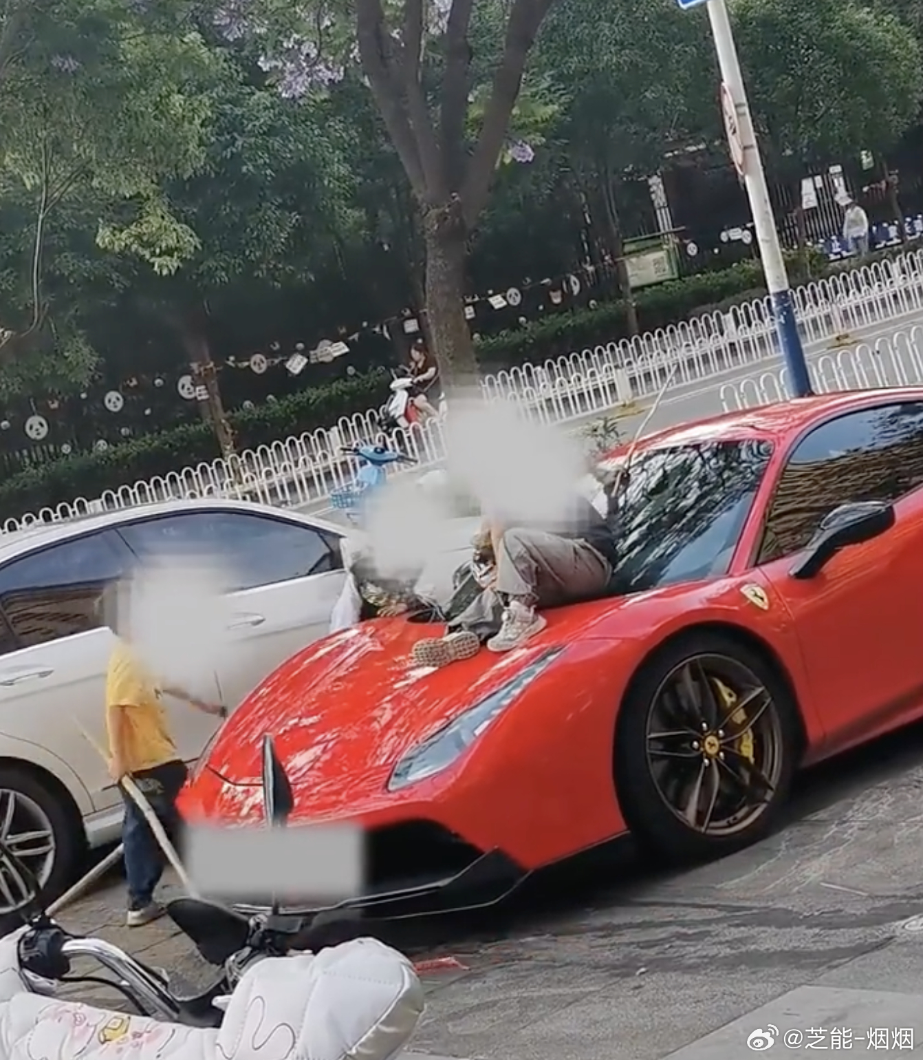 法拉利被4个孩子当滑梯玩 车主回应360万法拉利被当滑梯玩  360万法拉利，被