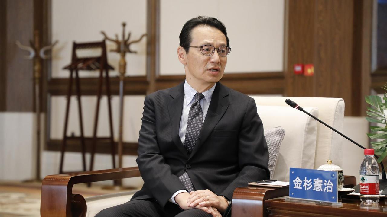 中方派员出席日本天皇生日招待会，级别直降两档！很多人以为，这只是一次普通的外交冷