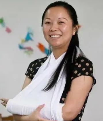 杭州2岁女童从10楼掉落，1女子徒手将她接住，女子的左臂因此断成3截。事后，女子