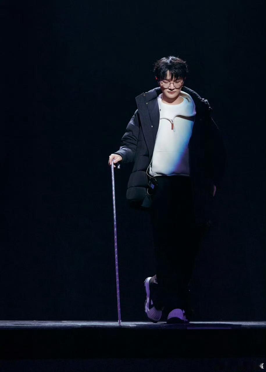 周深手杖危险又迷人 