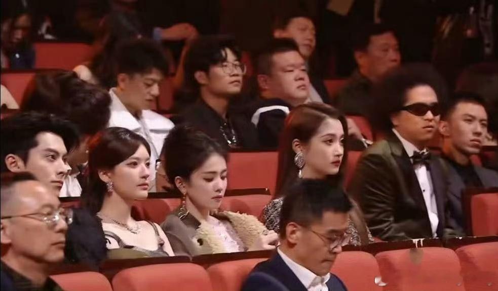 赵露思、白鹿、关晓彤出席某活动，三位小花坐在同一排，妆容精致，造型好美，给观众带