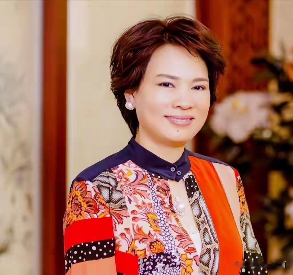 照片里这对夫妻，就是《鸡毛飞上天》原型，曾经的浙江女首富周晓光和丈夫虞云新。二人