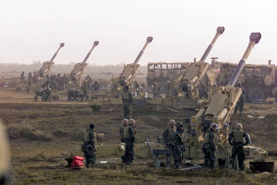 正在进行齐射训练的陆一师炮兵部队，摄于2003年的彭德尔顿营。可见他们装备的是M
