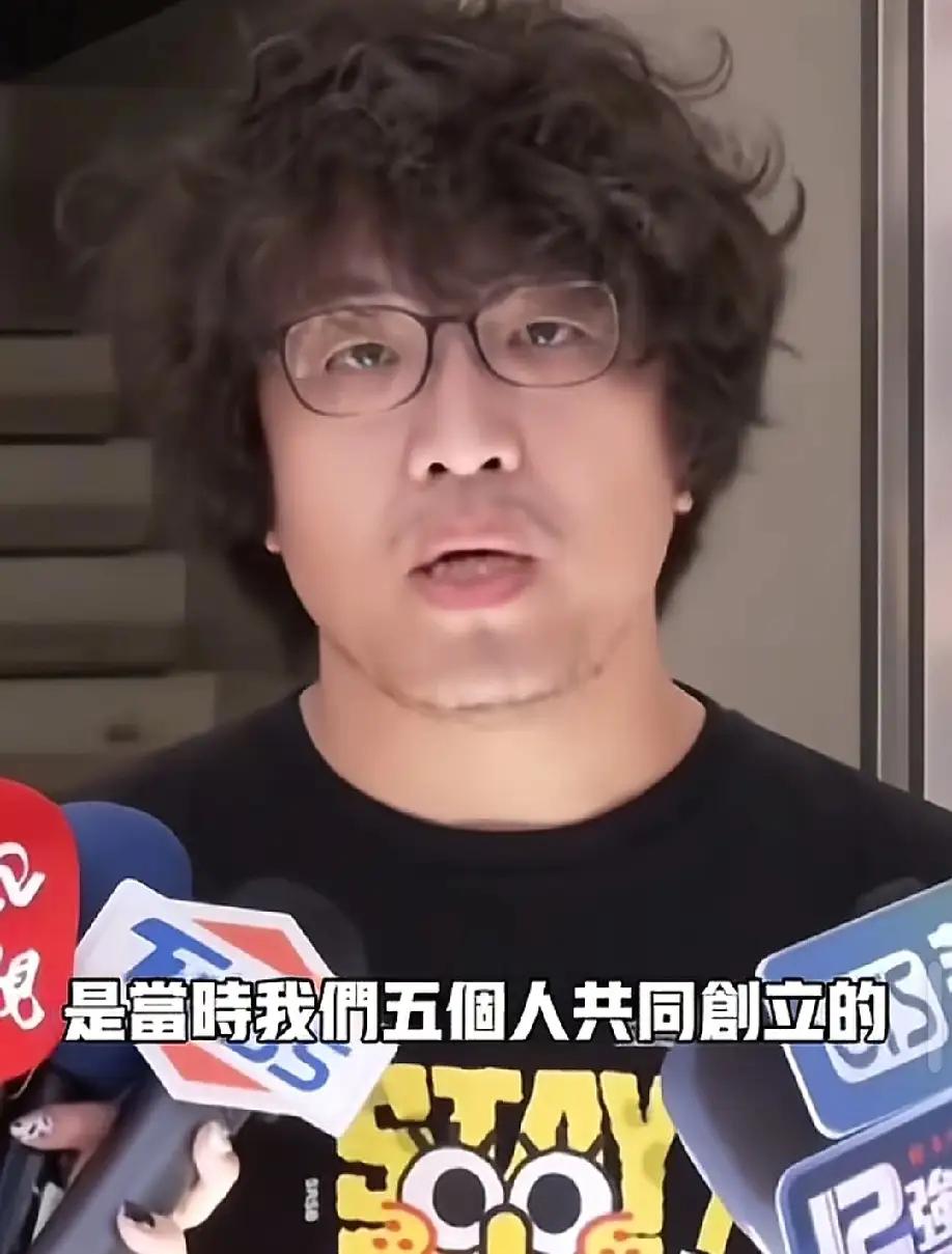 卷毛沈伯洋现在肯定是慌得一批，
自从大陆警方正式宣布，
他涉嫌分裂国家犯罪，
要