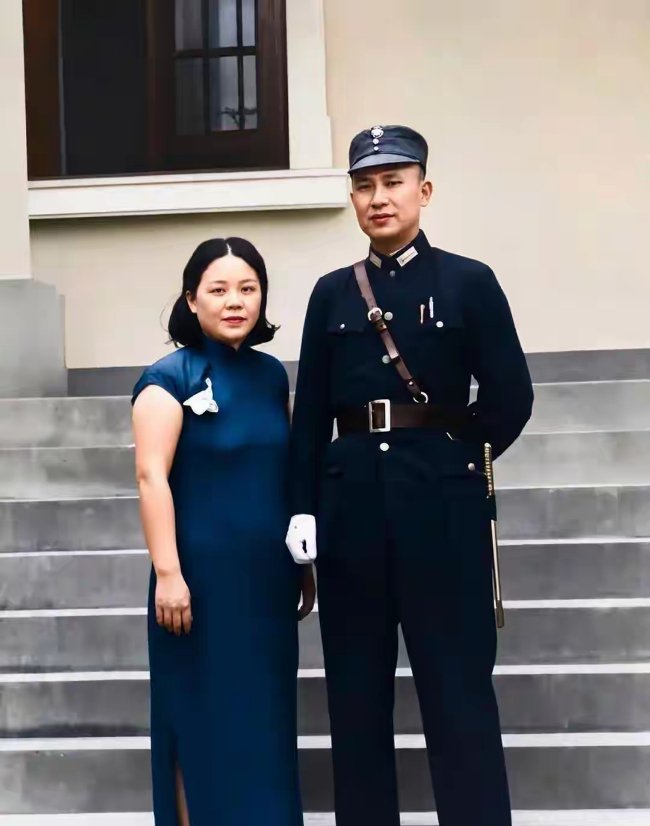 这张拍摄于 1939 年，定格了桂系将领白崇禧与妻子马佩璋的留影。 