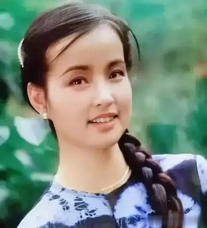 刘晓庆回应演少女的争议，她觉得演技与年龄无关，意思就是她觉得自己很美，有底气演少