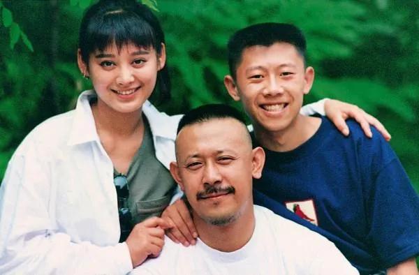 一张陈年旧照，三个人都是老演员，三个人都是好演员，他们就像一家三口，和和美美。那