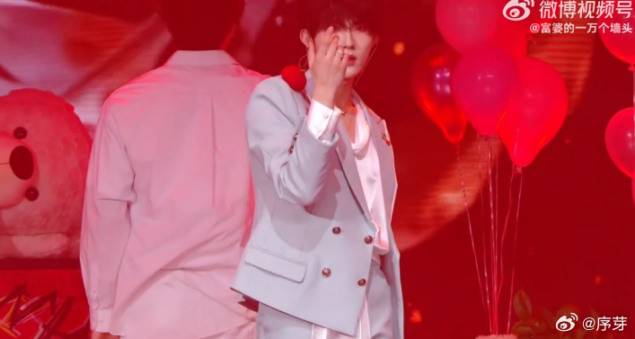 苏新皓的19岁成长分享会苏新皓再跳散落的华服 苏新皓在19岁成长分享会上再跳《散