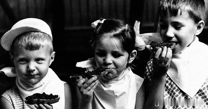 上世纪七八十年代，因为血红蛋白和铁含量低而吃黑鱼子酱的儿童 