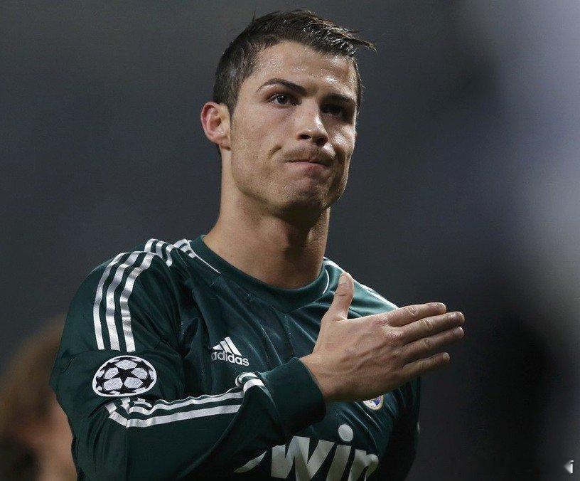 【欧冠：曼联1-2皇马】2013年3月6日，2012-13赛季欧冠进行1/8淘汰