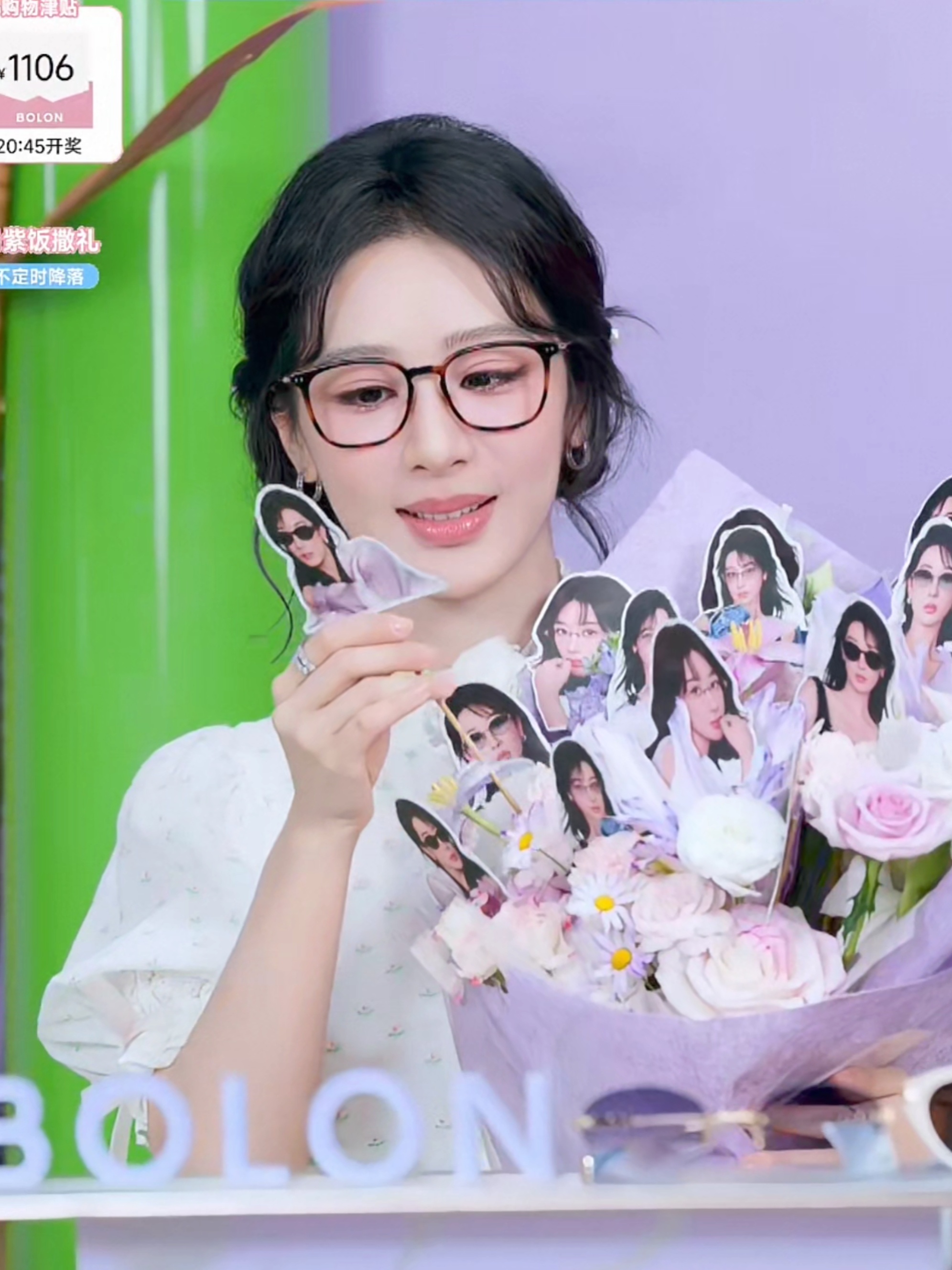 杨紫：而且这上面有我的靓照哎，嗨嗨嗨嘿嘿一天天让这个紫紫傻笑萌晕了