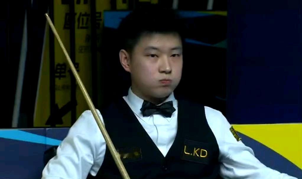 终于明白了！赛前采访中，赵心童坦言“正逐步放下世锦赛冠军包袱”，专注技术发挥。连