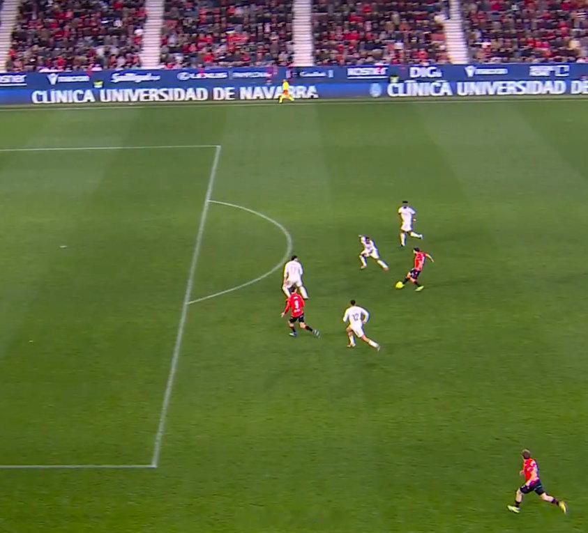 奥萨苏纳完成了绝杀...但是需要VAR的确认是否越位西甲联赛 奥萨苏纳VS皇马 