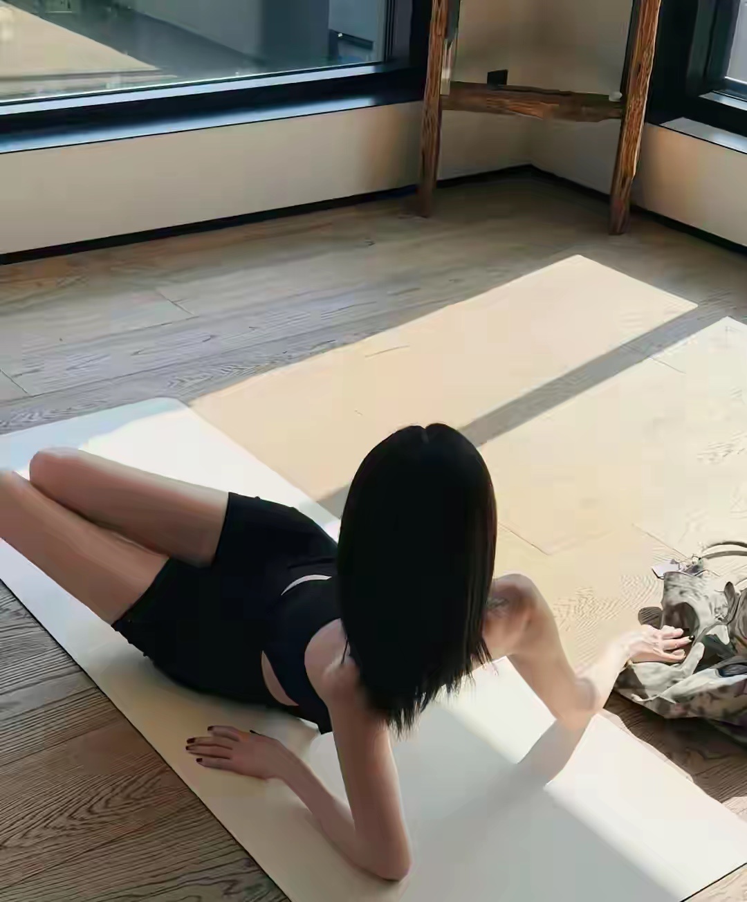 何穗在家练瑜伽，不愧是超模，身材真好！ 