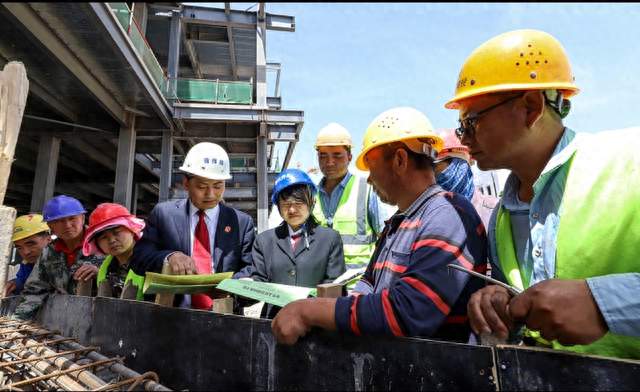 农民工被拖欠工资，记住这几条维权渠道，血汗钱不能白白吃亏
