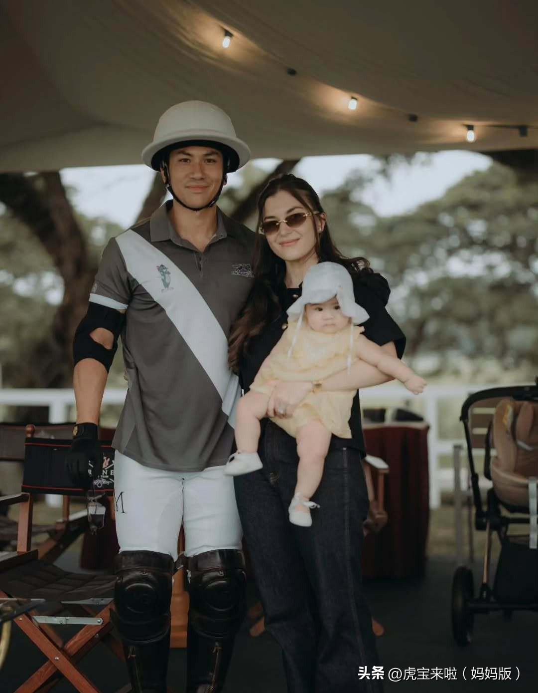 苏丹哈桑纳尔·博尔基亚带着儿子儿媳出席慈善马球赛，当然还有他可爱的孙女。马丁王子