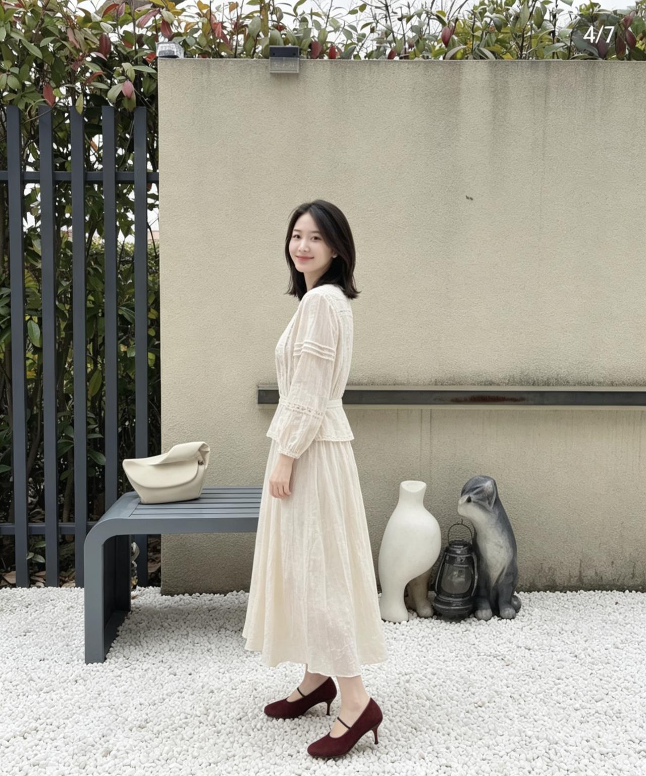 偶然漫步静谧庭院，转角邂逅一位气质脱俗的温柔姐姐。
 
一袭米白色棉麻连衣裙，自